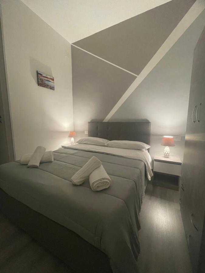 Garibaldi Guest House เนเปิลส์ ภายนอก รูปภาพ