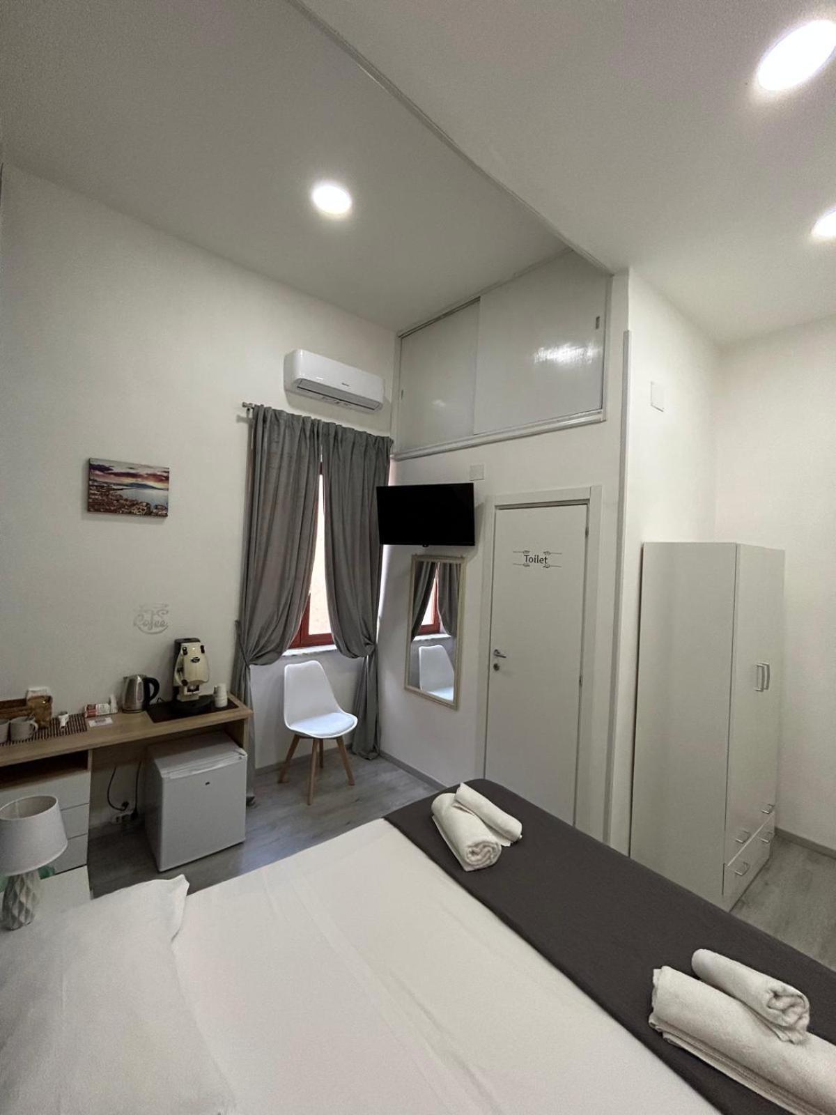 Garibaldi Guest House เนเปิลส์ ภายนอก รูปภาพ